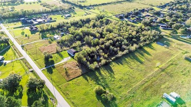 2016 Davis Bend Rd in Alvin, TX - Building Photo - Building Photo