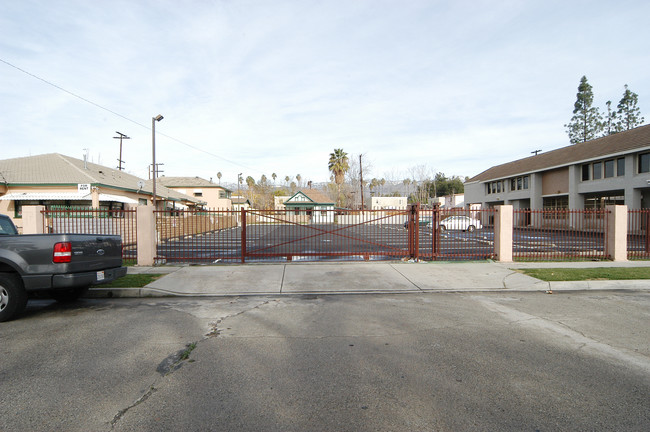 432-438 W Magnolia Ave in San Bernardino, CA - Foto de edificio - Building Photo