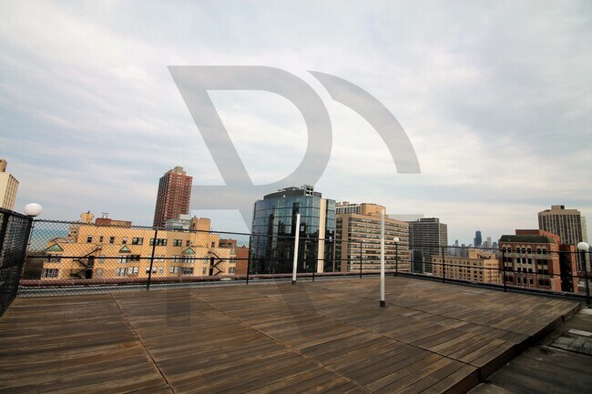 433 W Wellington Ave, Unit W445-04E in Chicago, IL - Building Photo - Building Photo