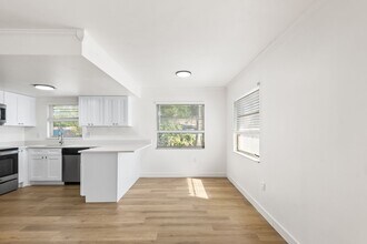 555 62nd St S in St. Petersburg, FL - Foto de edificio - Building Photo