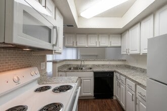 Canyon Creek in Dallas, TX - Foto de edificio - Building Photo