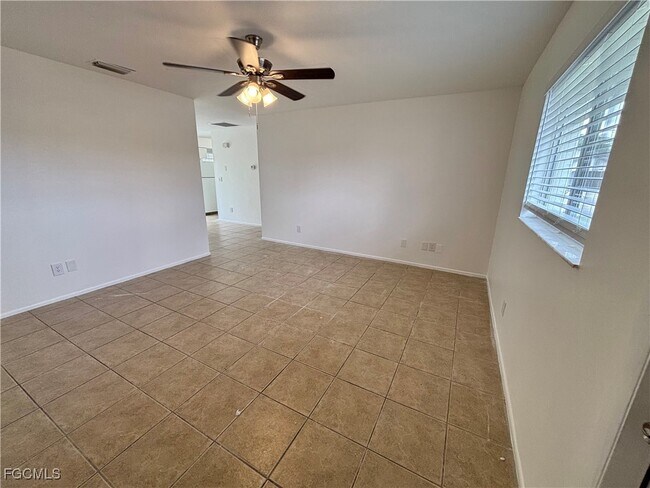1320 Academy Blvd in Cape Coral, FL - Foto de edificio - Building Photo