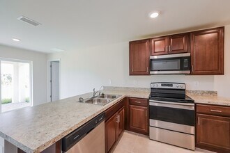 548 Woodview Dr in Lehigh Acres, FL - Foto de edificio - Building Photo