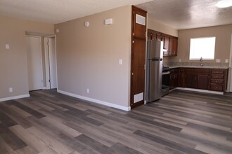 426 W Moyer Ave in Ridgecrest, CA - Foto de edificio - Building Photo