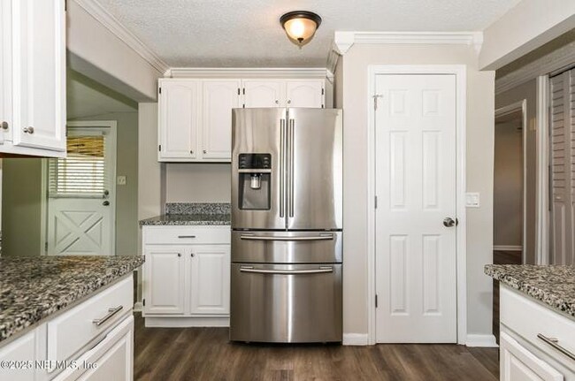 10198 Luana Dr N in Jacksonville, FL - Foto de edificio - Building Photo