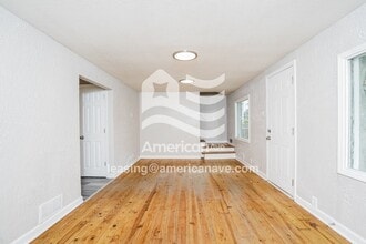5920 N 68th St in Milwaukee, WI - Foto de edificio - Building Photo