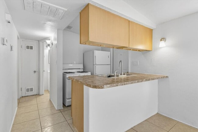 property at 1638 N Beverly Ave