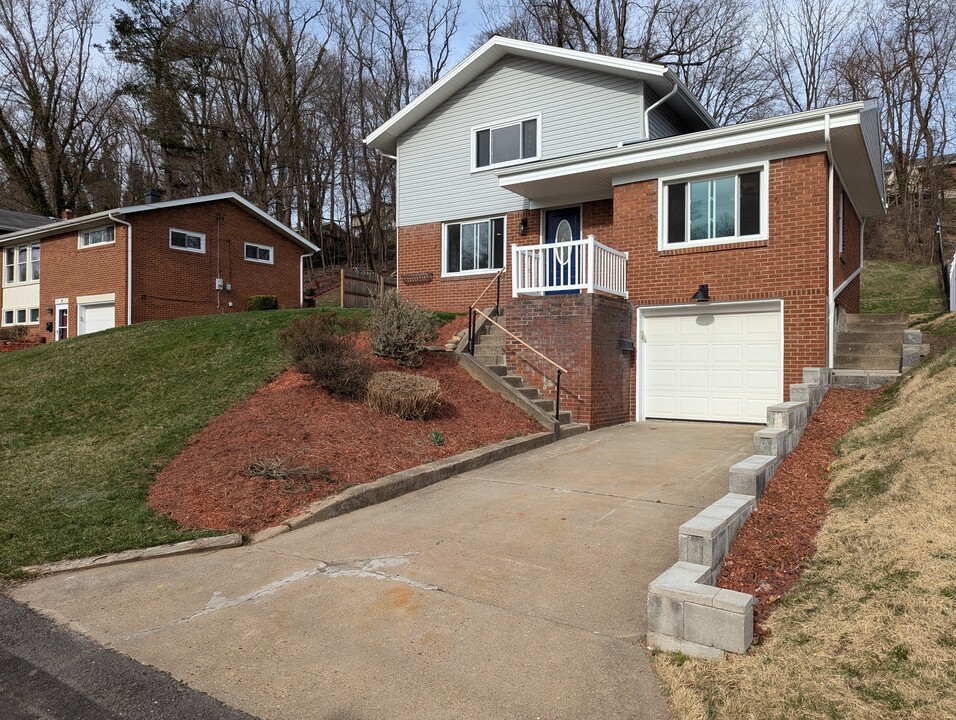 118 Gilmore Dr in Pittsburgh, PA - Building Photo