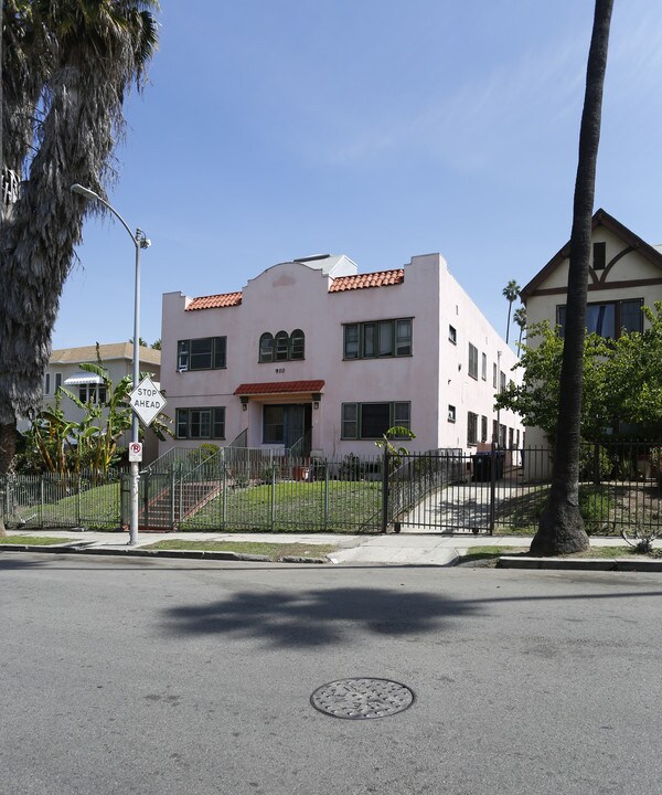 910 S Mariposa Ave in Los Angeles, CA - Building Photo