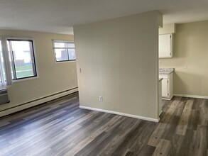 Oak Hills Apartments in Fridley, MN - Building Photo - Building Photo