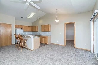 950 67th St, Unit #420 in West Des Moines, IA - Foto de edificio - Building Photo