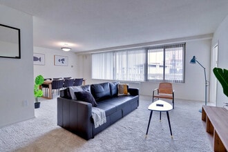 1600 S Eads St in Arlington, VA - Foto de edificio - Building Photo