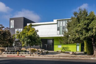 825 Kings Rd in West Hollywood, CA - Building Photo