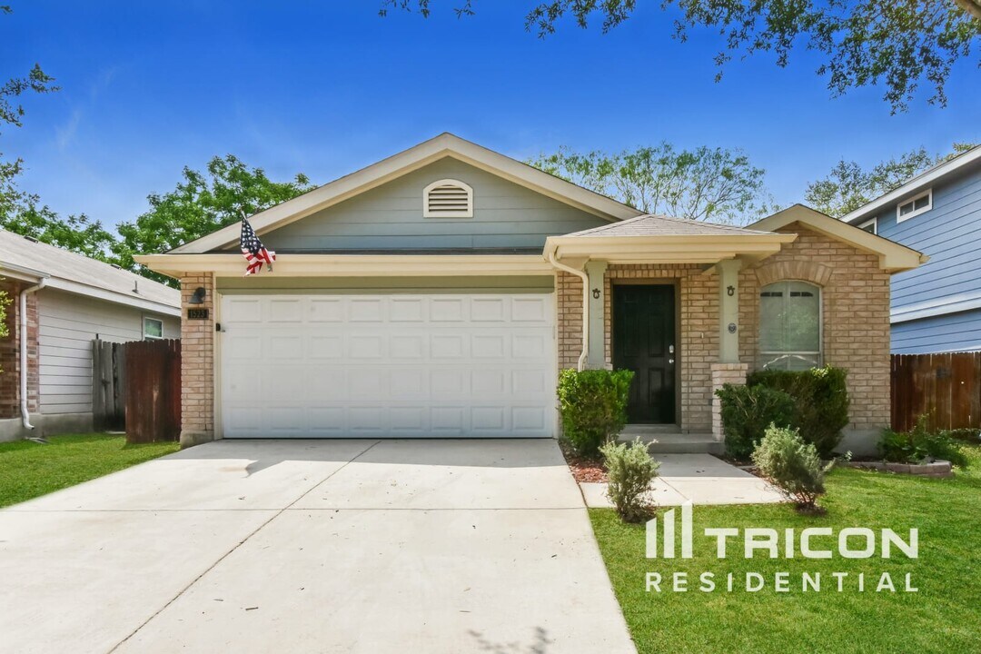 1523 Hawkwolf Creek in San Antonio, TX - Building Photo