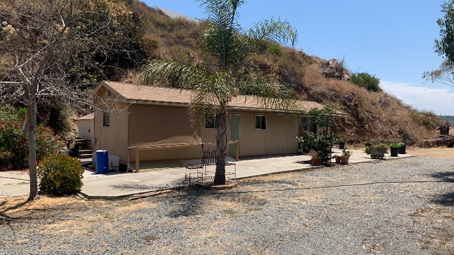 3260 Laurashawn Ln in Escondido, CA - Foto de edificio - Building Photo