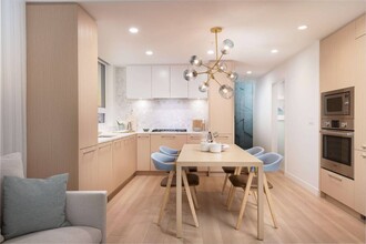 308 Alderson Av in Coquitlam, BC - Building Photo - Building Photo