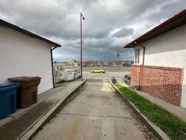 315 W 3rd St in Antioch, CA - Building Photo - Building Photo