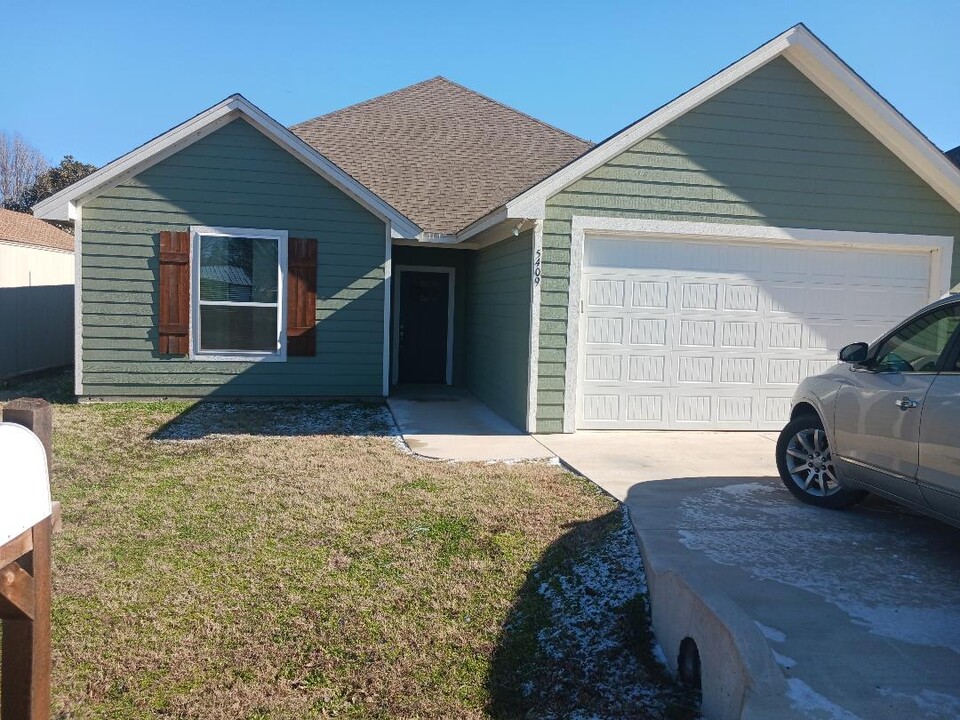 5409 Arrowhead Dr in Granbury, TX - Building Photo