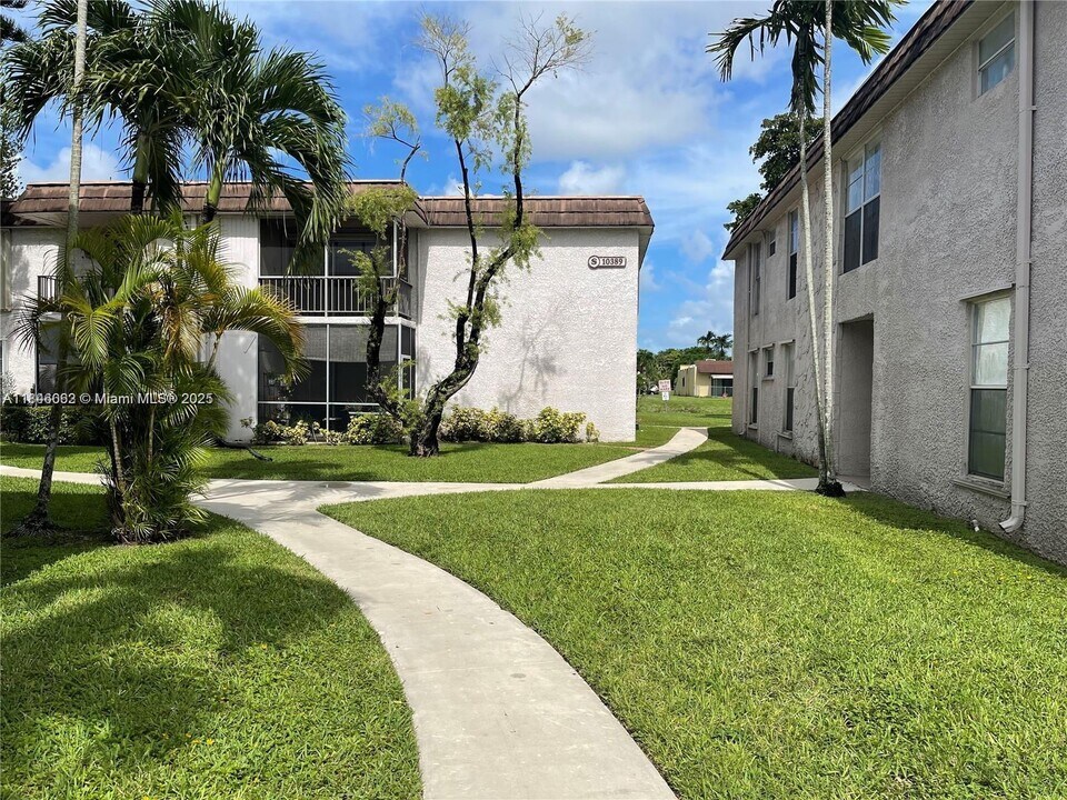 10389 N Kendall Dr in Miami, FL - Building Photo