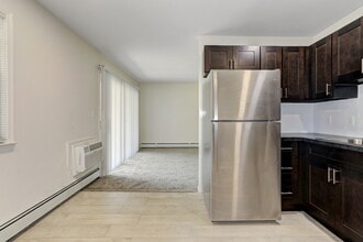 Brookwood Gardens in East Windsor, NJ - Foto de edificio - Building Photo