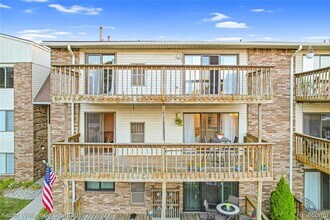 855 S Pontiac Trail in Walled Lake, MI - Building Photo - Building Photo