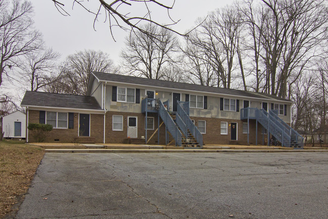 Woodcrest Apartments in Greensboro, NC - Building Photo - Building Photo