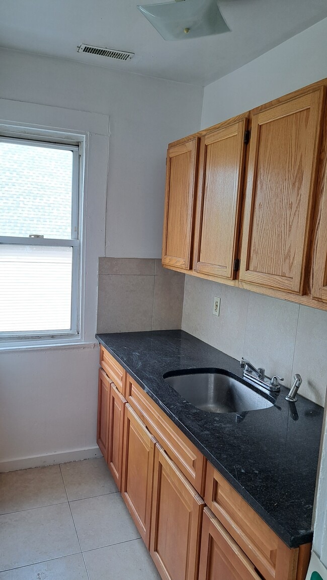 168 Lloyd St, Unit 3rd floor