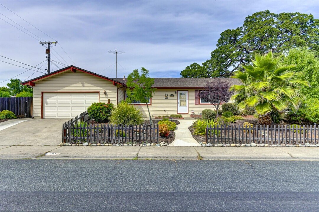 1703 Russell Way in Roseville, CA - Building Photo