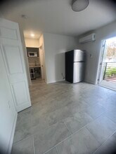 2331 NW 64th St in Miami, FL - Foto de edificio - Building Photo