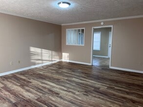 69 Randi Dr in Jackson, TN - Foto de edificio - Building Photo