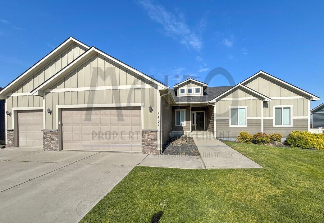 8607 N Upper Mayes Ln in Spokane, WA - Building Photo