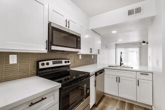 Bella Villas Apartments in Scottsdale, AZ - Building Photo - Building Photo