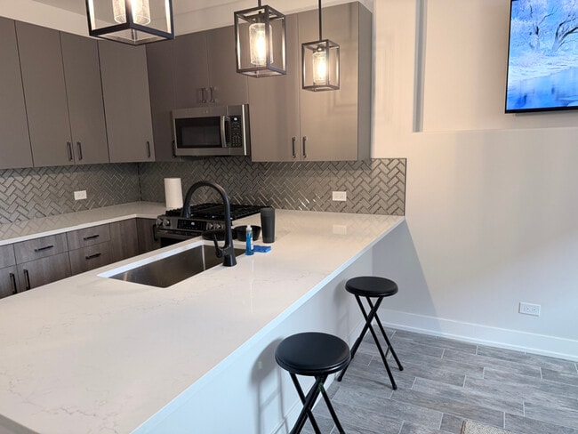 6530 S Champlain Ave, Unit Unit 1 in Chicago, IL - Building Photo - Building Photo