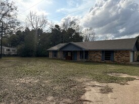 16990 Lake Charles Hwy in Leesville, LA - Building Photo