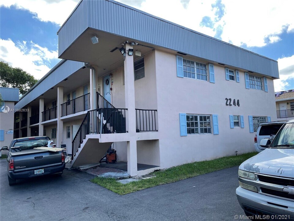 2244 Madison St-Unit -11 in Hollywood, FL - Building Photo