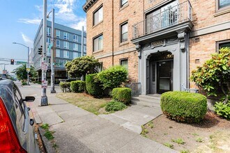 Davison Apartments in Seattle, WA - Building Photo - Interior Photo