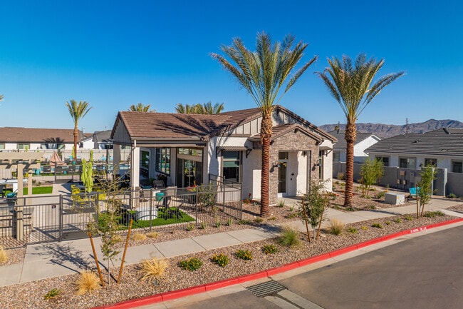 Village at Liberty Farms in Phoenix, AZ - Foto de edificio - Building Photo