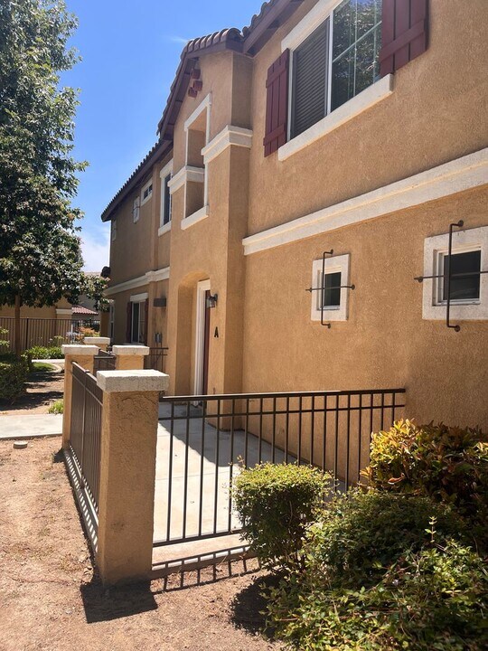 25848 Iris Ave in Moreno Valley, CA - Foto de edificio