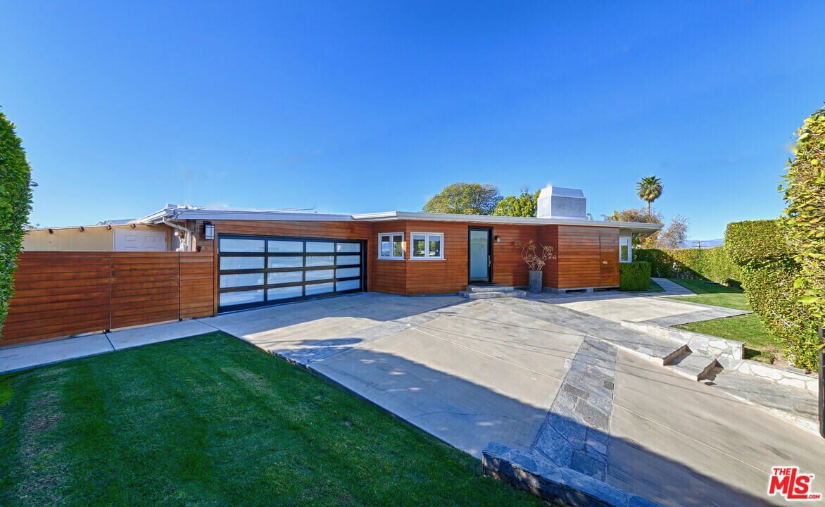 3921 Cody Rd in Los Angeles, CA - Building Photo