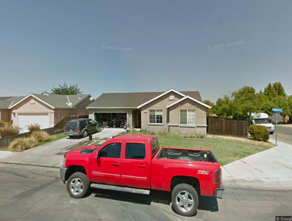 2118 McIntyre St in Dos Palos, CA - Building Photo