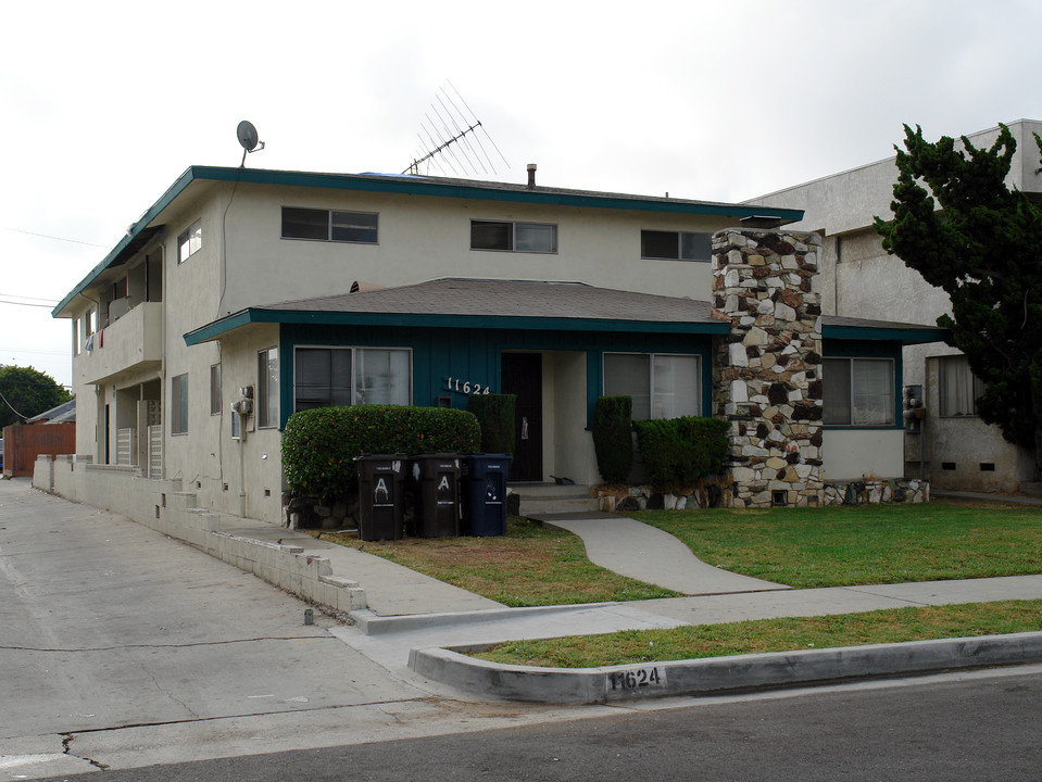 11624 Eucalyptus Ave in Hawthorne, CA - Building Photo