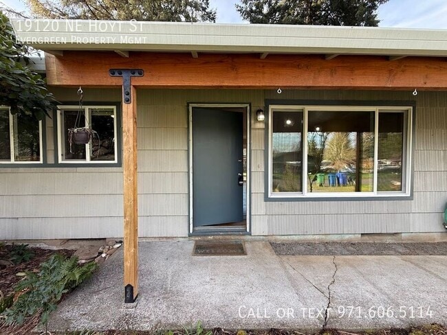 19120 NE Hoyt St in Portland, OR - Building Photo - Building Photo