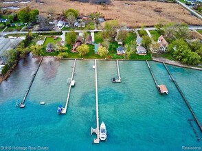 2358 N Channel Dr in Harsens Island, MI - Foto de edificio - Building Photo