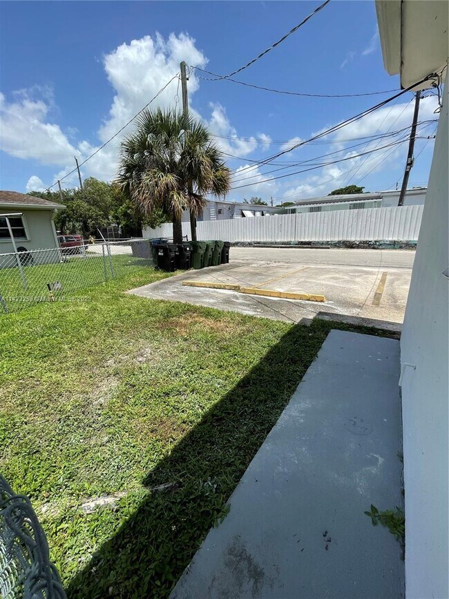 842 SW 2nd St-Unit -C in Hallandale Beach, FL - Building Photo - Building Photo