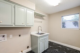 11818 Oakcroft Dr, Unit 2704 in Houston, TX - Foto de edificio - Building Photo