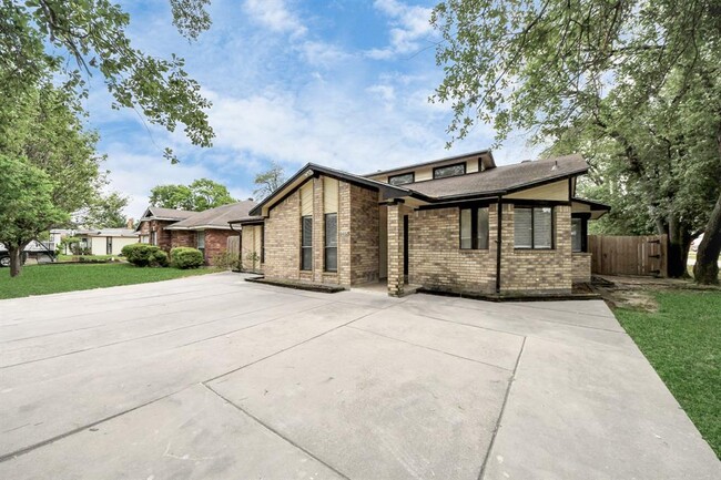 6402 Skyview Dr in Houston, TX - Foto de edificio - Building Photo