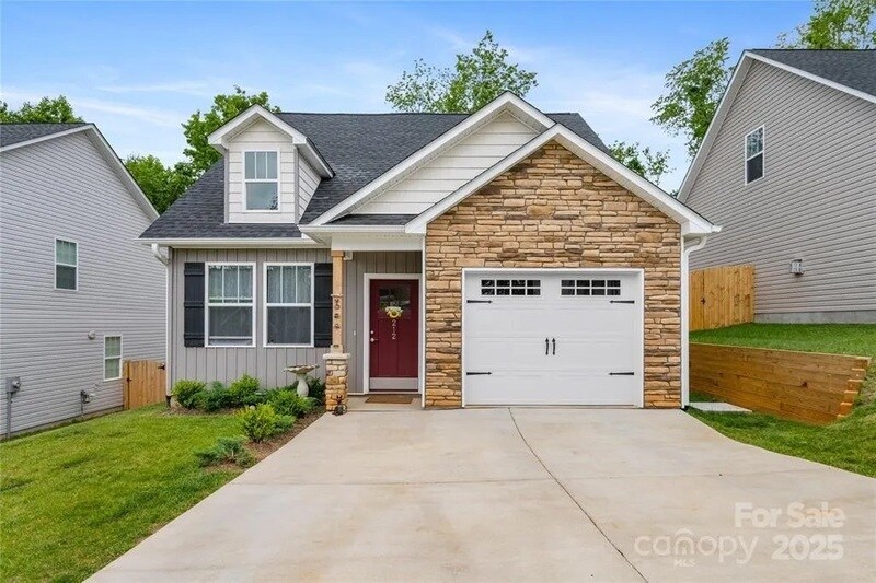 212 Rockrose Ct in Asheville, NC - Building Photo