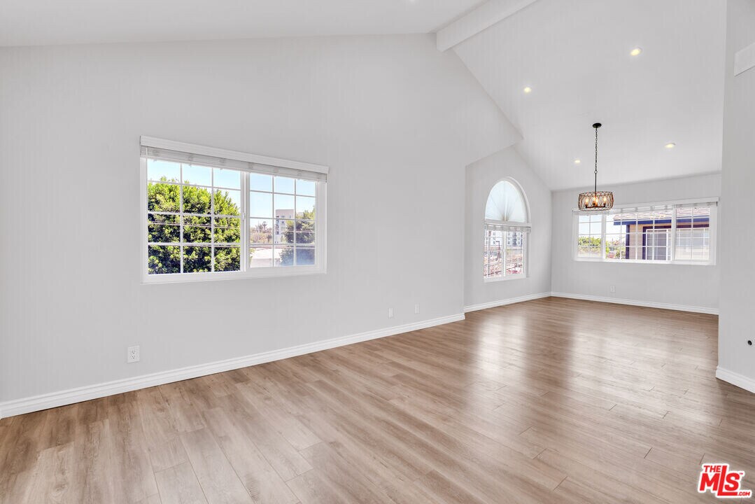 119 E Beach Ave in Inglewood, CA - Building Photo