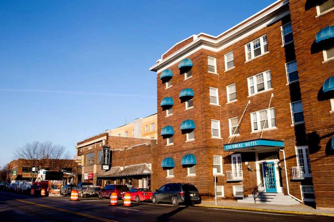 Colonial Hotel Apartments in Omaha, NE - Building Photo