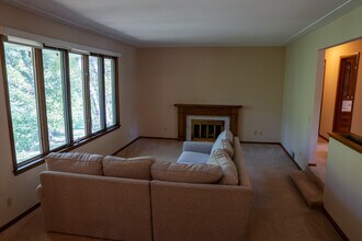 593 Rice Creek Ter NE in Fridley, MN - Foto de edificio - Building Photo